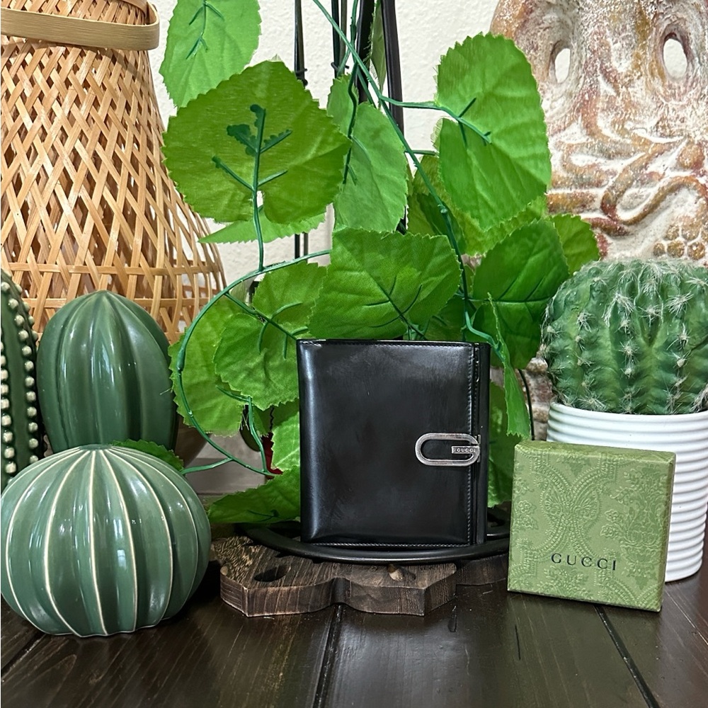 Gucci Women's Bifold Tom Ford Era Pattern Leather Wallet with G Clasp.